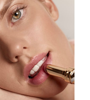 Das Model trägt den feuchtigkeitsspendenden Lippenbalsam Phyto-Lip Balm in dem Farbton Crush